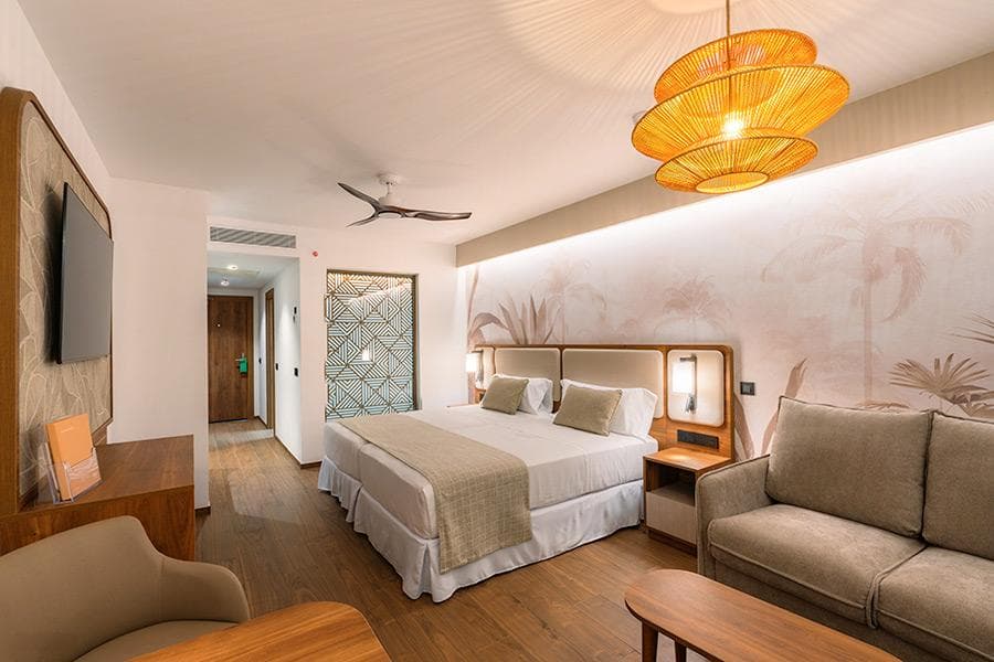 1 Jr. Suite with partial sea view